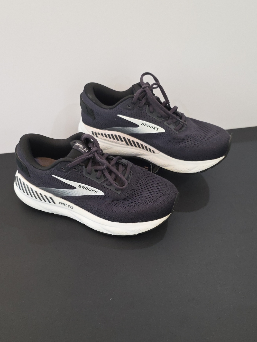Brooks Ariel GTS 24 Women’s Black and White Running Shoes Size 8 2E Wide